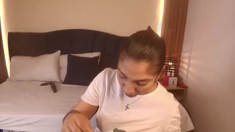 Snapshot of sexyrachel_ chatting on March 25, 12:00 pm R A C H E L online show from March 25, 12:00 pm