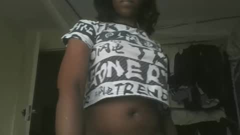 Snapshot of sexyy_tiny chatting on November 24, 12:05 pm Mel online show from November 24, 12:05 pm