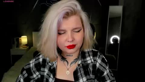 Snapshot of shadow__purr chatting on November 8, 8:14 am Lana online show from November 8, 8:14 am