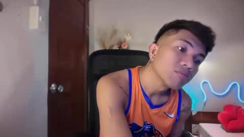 Snapshot of shake_raytow34 chatting on June 1, 7:32 am shake_raytow34 online show from June 1, 7:32 am
