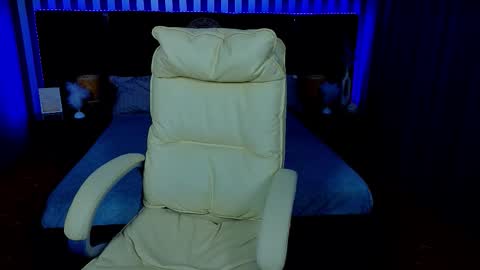 Snapshot of shame_lesss chatting on October 17, 6:05 am Lessi online show from October 17, 6:05 am