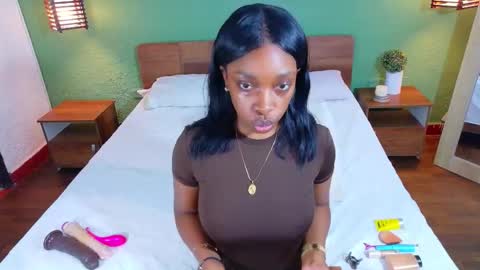 Snapshot of shamira_moore chatting on December 20, 6:37 pm Catalina online show from December 20, 6:37 pm