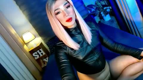 Snapshot of shane_hugexx chatting on November 15, 6:37 pm MISS SHANE online show from November 15, 6:37 pm