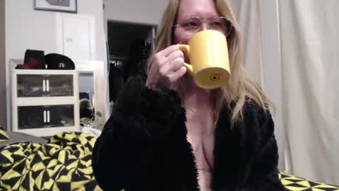 Snapshot of shannon07 chatting on March 9, 11:03 am Shannon07 online show from March 9, 11:03 am