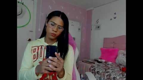 Snapshot of shanny_hill chatting on May 17, 6:04 pm shanny_hill online show from May 17, 6:04 pm