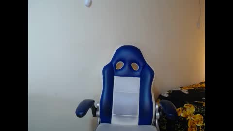 Snapshot of shanny_hill chatting on May 25, 7:20 pm shanny_hill online show from May 25, 7:20 pm