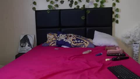 Snapshot of shanty_hugs chatting on December 17, 12:45 am shanty_hugs online show from December 17, 12:45 am