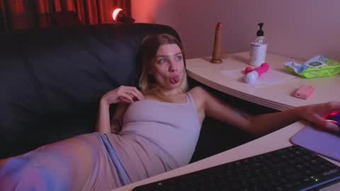 Snapshot of shark_attack52 chatting on January 15, 2:32 pm Candy online show from January 15, 2:32 pm