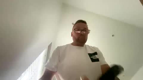 Snapshot of sharksboy16 chatting on December 7, 10:01 am Sharksboy online show from December 7, 10:01 am