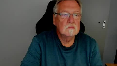 sharlots_pet online show from May 6, 9:14 am