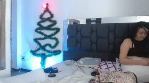 Snapshot of sharlotte__jones chatting on December 13, 8:04 pm Sara online show from December 13, 8:04 pm