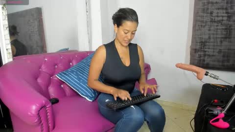 Snapshot of sharoncute16 chatting on December 19, 9:33 pm sharoncute16 online show from December 19, 9:33 pm