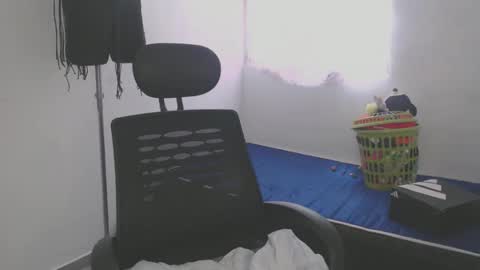 Snapshot of shayna_cute chatting on April 4, 4:04 pm Shayna online show from April 4, 4:04 pm