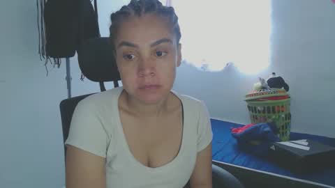 Snapshot of shayna_cute chatting on April 5, 7:00 pm Shayna online show from April 5, 7:00 pm