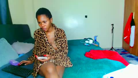 Snapshot of shee13 chatting on February 19, 11:12 pm shee13 online show from February 19, 11:12 pm