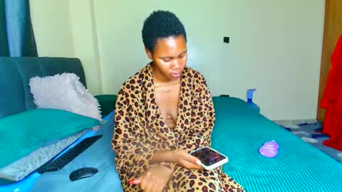 Snapshot of shee13 chatting on February 25, 11:25 pm shee13 online show from February 25, 11:25 pm