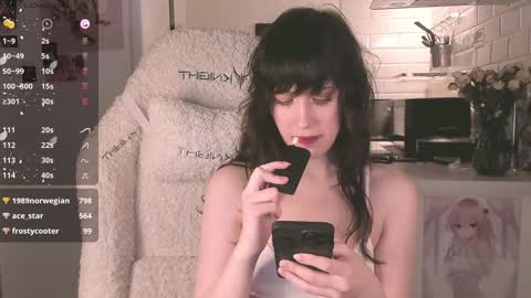 Snapshot of sheeny_shy chatting on December 19, 8:44 pm Chiara online show from December 19, 8:44 pm