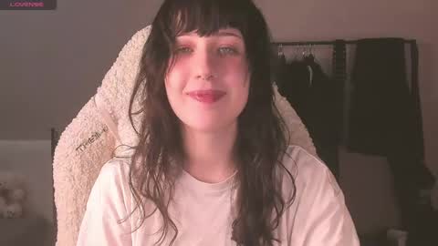 Snapshot of sheeny_shy chatting on April 15, 6:04 pm Chiara online show from April 15, 6:04 pm