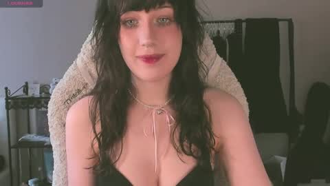 Snapshot of sheeny_shy chatting on April 19, 12:26 pm Chiara online show from April 19, 12:26 pm