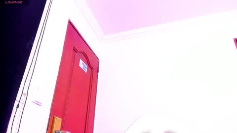 Snapshot of sheilly_brown chatting on February 12, 5:02 am sheilly_brown online show from February 12, 5:02 am