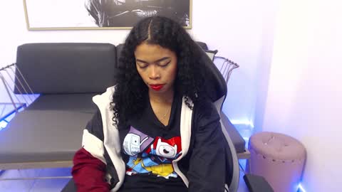 Snapshot of shenna_brunette_ chatting on December 3, 1:21 pm Shenna online show from December 3, 1:21 pm