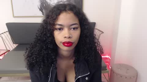 Snapshot of shenna_brunette_ chatting on December 6, 1:22 pm Shenna online show from December 6, 1:22 pm