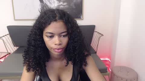 Snapshot of shenna_brunette_ chatting on December 6, 4:38 pm Shenna online show from December 6, 4:38 pm