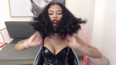 Snapshot of shenna_brunette_ chatting on December 9, 4:15 pm Shenna online show from December 9, 4:15 pm