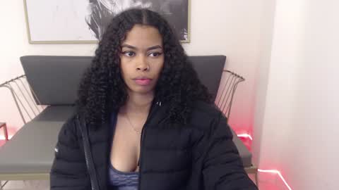 Snapshot of shenna_brunette_ chatting on December 15, 4:48 pm Shenna online show from December 15, 4:48 pm