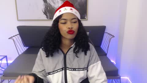 Snapshot of shenna_brunette_ chatting on December 17, 1:05 pm Shenna online show from December 17, 1:05 pm