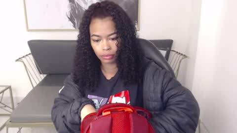 Snapshot of shenna_brunette_ chatting on January 3, 1:03 pm Shenna online show from January 3, 1:03 pm