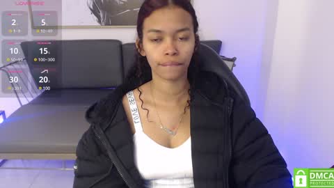 Snapshot of shenna_brunette_ chatting on January 12, 1:05 pm Shenna online show from January 12, 1:05 pm