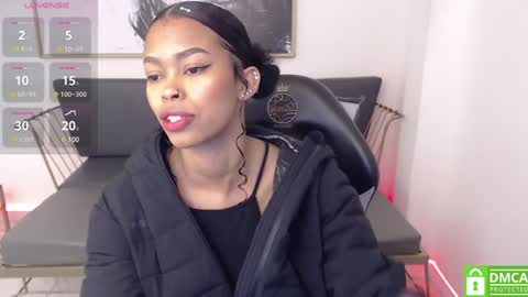 Snapshot of shenna_brunette_ chatting on February 1, 1:09 pm Shenna online show from February 1, 1:09 pm