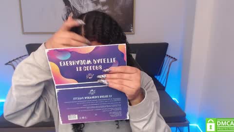 Snapshot of shenna_brunette_ chatting on February 5, 1:11 pm Shenna online show from February 5, 1:11 pm