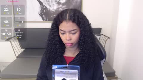 Snapshot of shenna_brunette_ chatting on February 19, 1:06 pm Shenna online show from February 19, 1:06 pm