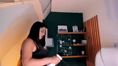 Snapshot of sheyla_hills_ chatting on July 5, 4:25 pm Sheyla online show from July 5, 4:25 pm