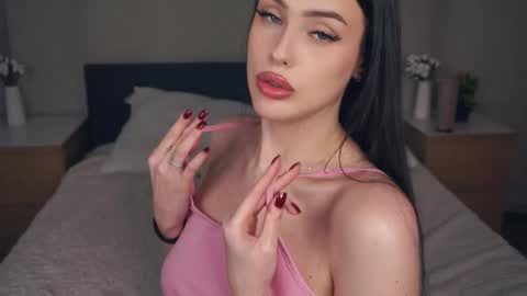 Mia online show from November 27, 3:58 pm