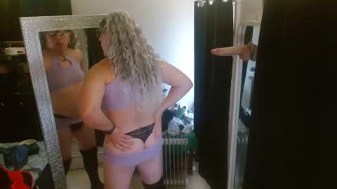 Snapshot of shirleyjo chatting on January 18, 7:28 pm sarah online show from January 18, 7:28 pm