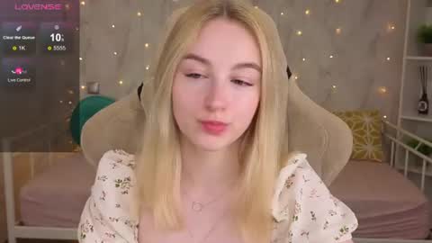Snapshot of shy__polly chatting on June 16, 12:02 am Polly online show from June 16, 12:02 am