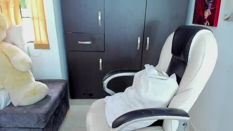 Snapshot of shy_angel4 chatting on February 23, 9:45 pm Nahomy online show from February 23, 9:45 pm