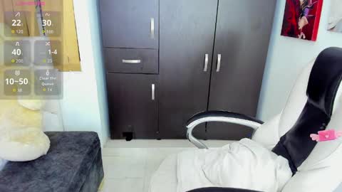 Snapshot of shy_angel4 chatting on April 1, 9:12 pm Nahomy online show from April 1, 9:12 pm