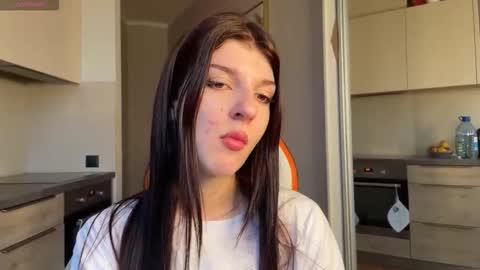 Snapshot of shybella_girl chatting on October 25, 6:54 am Bella online show from October 25, 6:54 am