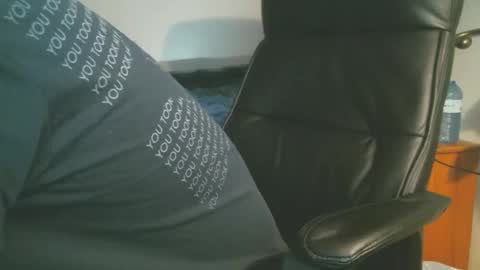 shyboyhugecum2020 online show from April 12, 11:54 pm