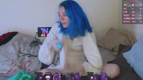 Snapshot of shyohiogirl chatting on April 11, 11:42 pm Hippie online show from April 11, 11:42 pm