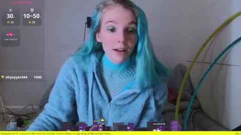 Snapshot of shyohiogirl chatting on June 12, 3:55 pm Hippie online show from June 12, 3:55 pm