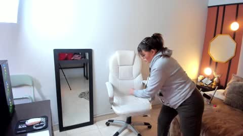 Mia online show from December 1, 4:29 pm