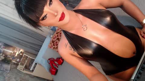 Snapshot of sierrafina_mcbride chatting on March 5, 5:47 am Sierrafina online show from March 5, 5:47 am