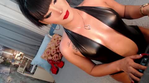 Snapshot of sierrafina_mcbride chatting on March 7, 4:42 am Sierrafina online show from March 7, 4:42 am