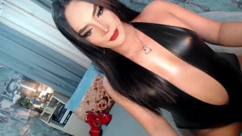 Snapshot of sierrafina_mcbride chatting on March 24, 5:56 am Sierrafina online show from March 24, 5:56 am