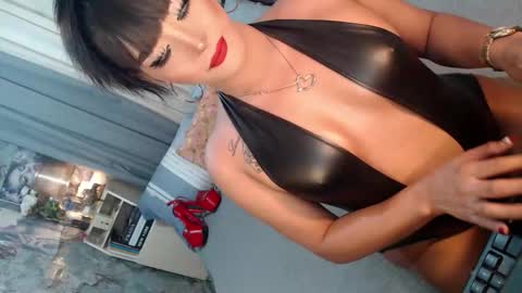 Snapshot of sierrafina_mcbride chatting on March 31, 4:57 am Sierrafina online show from March 31, 4:57 am